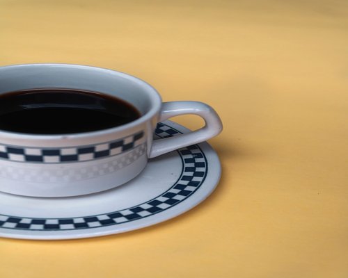 Plato de comida equilibrada con vegetales y proteína