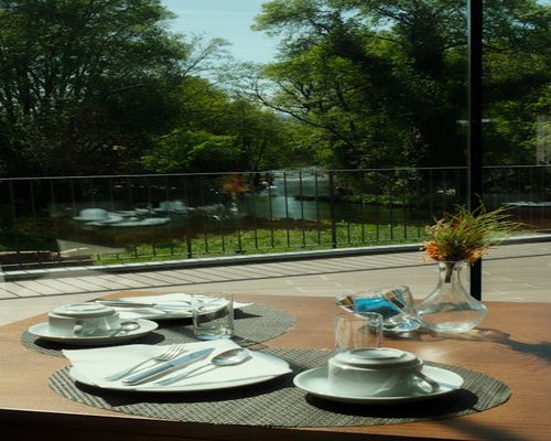 Persona desayunando tranquilamente antes de ir al trabajo